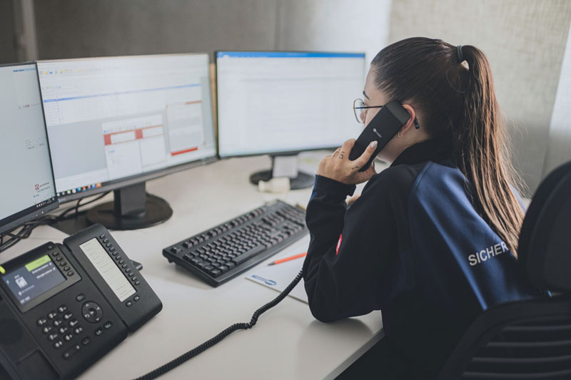 Mitarbeiterin am Telefon