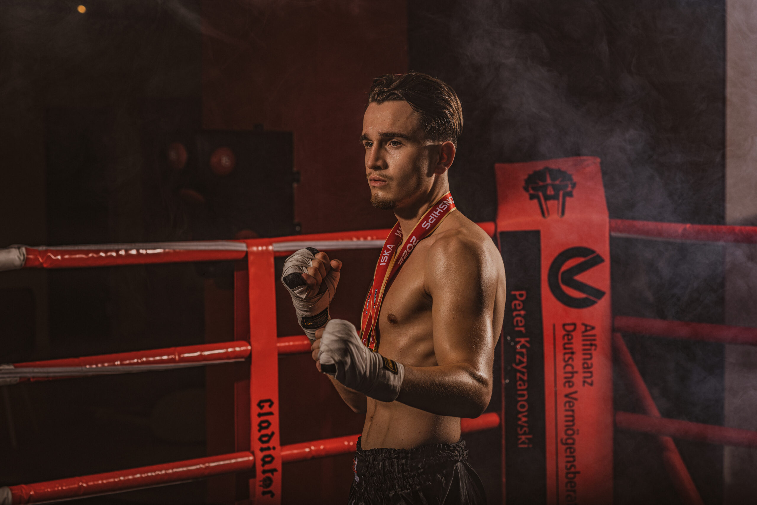 Boxer im Ring mit Medaille um den Hals