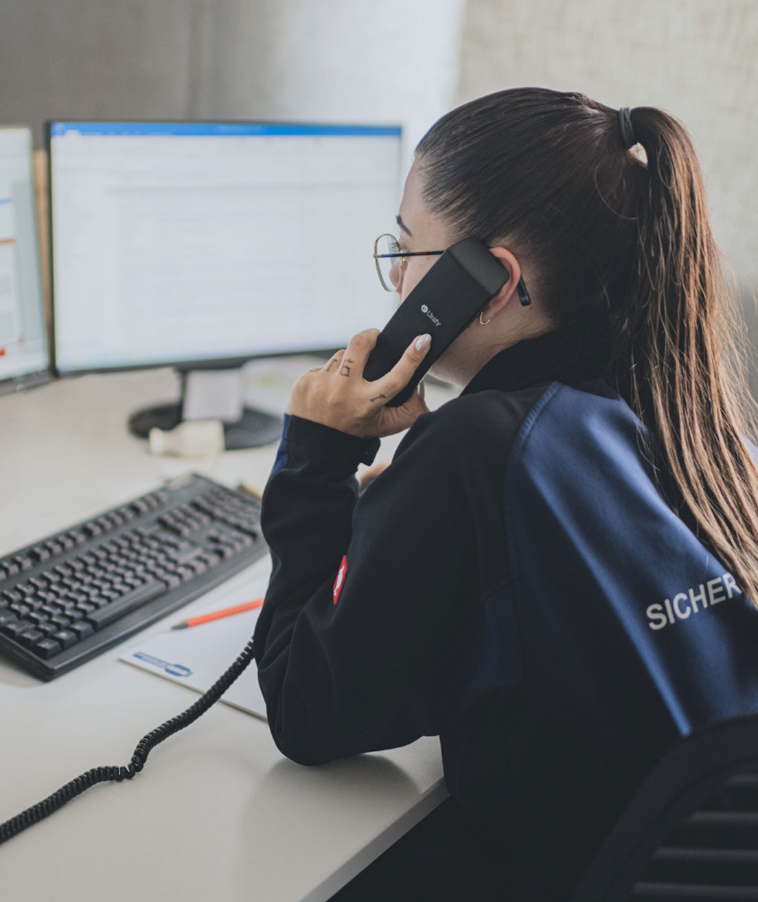 Mitarbeiterin in der Alarmempfangsstelle Ingolstadt bei der Bearbeitung eines Notrufs in der Leitstelle